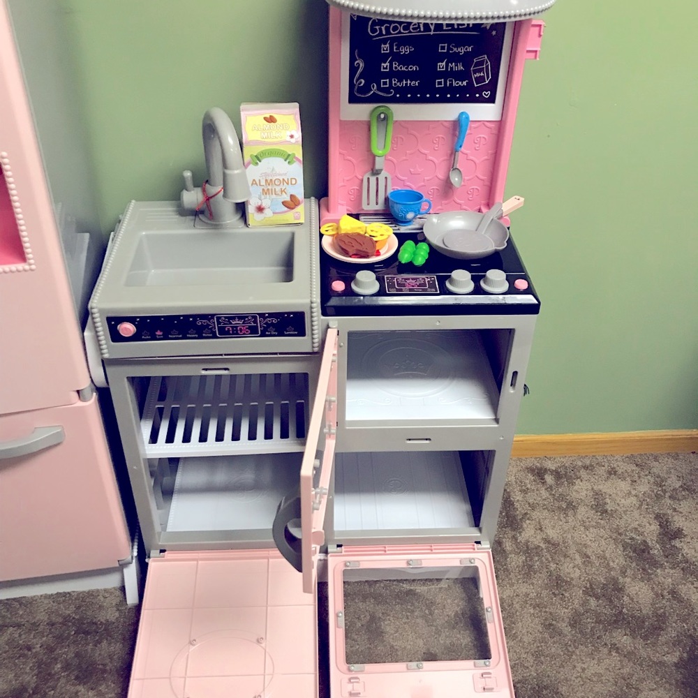Princess kitchen set. With refrigerator, sink, oven, stove, and microwave!